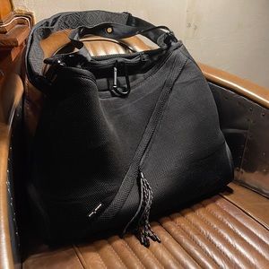 Go Dash Dot shoulder bag for commuters. Compartments galore! All black!!!